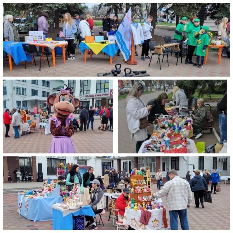 На площі перед ПК 